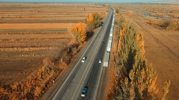 Восьмикилометровая пробка на границе с Казахстаном — впечатляющая аэросъемка - Sputnik Кыргызстан