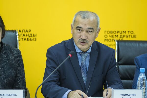 Начальник Управления организации медицинской помощи и лекарственной политики Минздрава КР Саматбек Тойматов - Sputnik Кыргызстан