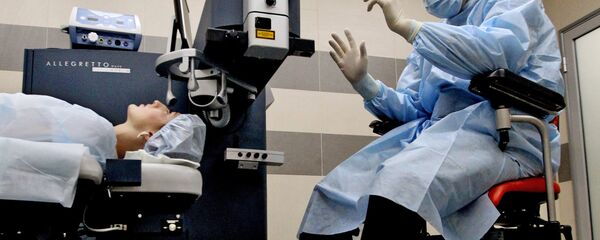 Хирург перед началом операции в центре микрохирургии глаза. Архивное фото - Sputnik Кыргызстан