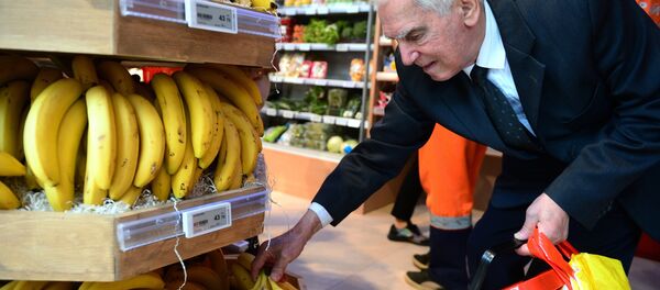 Соода кылып жаткан кары адам. Архив - Sputnik Кыргызстан