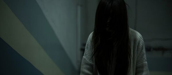 Девушка с распущенными волосами - Sputnik Кыргызстан