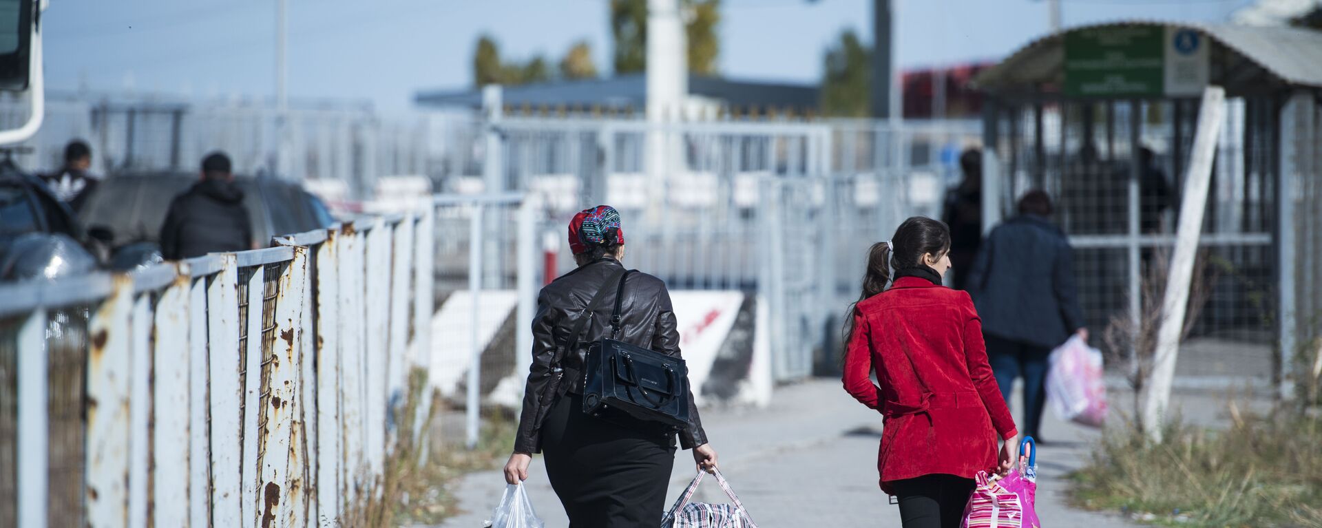Женщины переходят контрольно-пропускного пункта Ак-Тилек на кыргызско-казахской границе. Архивное фото - Sputnik Кыргызстан, 1920, 31.03.2022