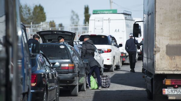 Люи и автомобили стоят в очереди на КПП на границе Кыргызстана с Казахстаном. Архивное фото - Sputnik Кыргызстан