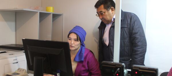 Өкмөттүн Нарын облусундагы ыйгарым укуктуу өкүлү Аманбай Кайыпов Таза коом маалыматтык киоскилеринин иши менен таанышты Өкмөттүн Нарын облусундагы ыйгарым укуктуу өкүлү Аманбай Кайыпов Таза коом маалыматтык киоскилеринин иши менен таанышты - Sputnik Кыргызстан