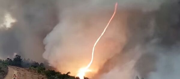 Торнадо из огня — видео редчайшего явления Торнадо из огня — видео редчайшего явления - Sputnik Кыргызстан