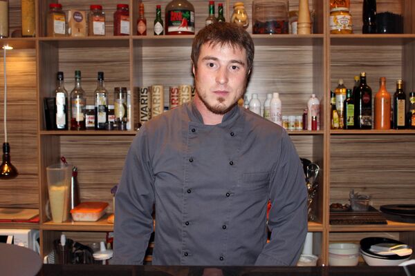 Авторитетный кухмистер Равиль Тенишев Авторитетный кухмистер Равиль Тенишев - Sputnik Кыргызстан