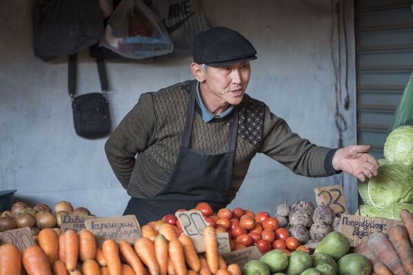 Креативный реализатор Жанболот Асанкожоев на Ошском рынке Бишкека - Sputnik Кыргызстан