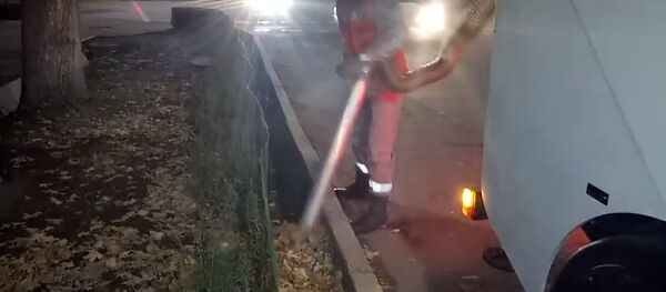 Как по ночам пылесосят улицы Бишкека — очень доброе видео - Sputnik Кыргызстан