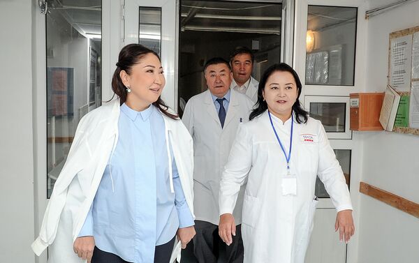 Вице-премьер Чолпон Султанбекова навестила женщину в роддоме, поздравила ее с рождением малыша, пожелав скорейшего восстановления и крепкого здоровья обоим. - Sputnik Кыргызстан