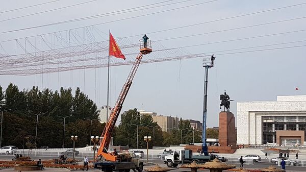 Демонтаж светодиодной композиции на площади Ала-Тоо в Бишкеке - Sputnik Кыргызстан