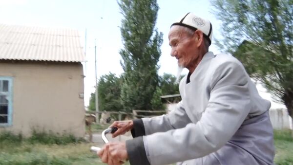 Баткен: токсонду таяган аксакал 60 жылдан бери бир шайтан араба тээп келет - Sputnik Кыргызстан