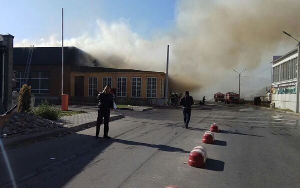В бишкекском микрорайоне Асанбай в воскресенье утром начался пожар - Sputnik Кыргызстан
