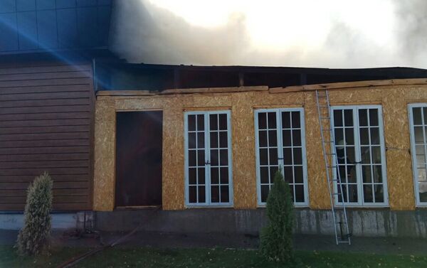 По информации пресс-службы МЧС, сообщение о пожаре поступило в 10.15 - Sputnik Кыргызстан
