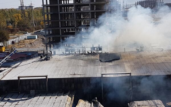 Пожар начался в воскресенье около 10.00 в кафе Ганбей, огонь перекинулся в соседние заведения - Sputnik Кыргызстан