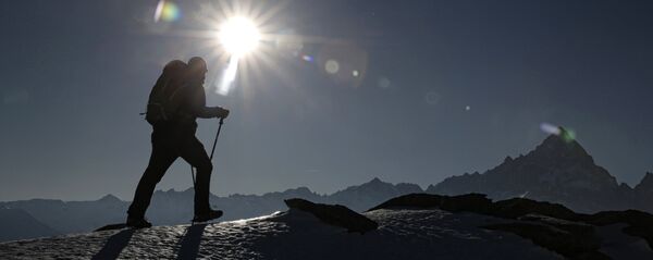 Альпинист поднимается на вершину горы. Архивное фото - Sputnik Кыргызстан