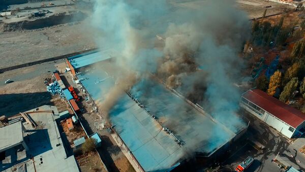 Пожар в нескольких кафе на юге Бишкека — видео с дрона - Sputnik Кыргызстан