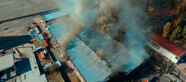 Пожар в нескольких кафе на юге Бишкека — видео с дрона - Sputnik Кыргызстан