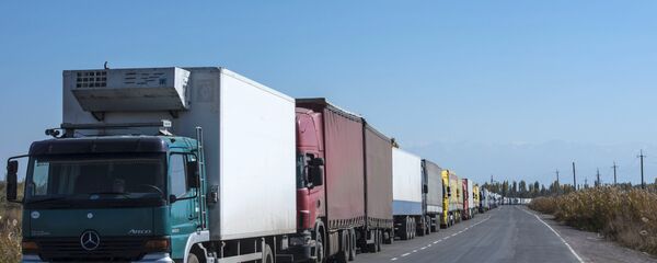 Пробка из фур на границе между Кыргызстаном и Казахстаном на КПП Ак-Тилек. Архивное фото - Sputnik Кыргызстан