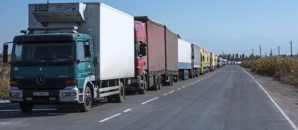 Кыргыз-казак чек арасында кезек күткөн фуралар. Архив Кыргыз-казак чек арасында кезек күткөн фуралар. Архив - Sputnik Кыргызстан