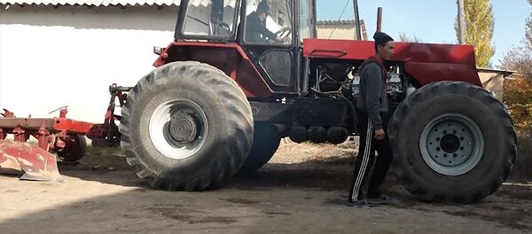 Сильный духом мужчина — как Айтбек, сидя на коляске, собрал мощный трактор - Sputnik Кыргызстан