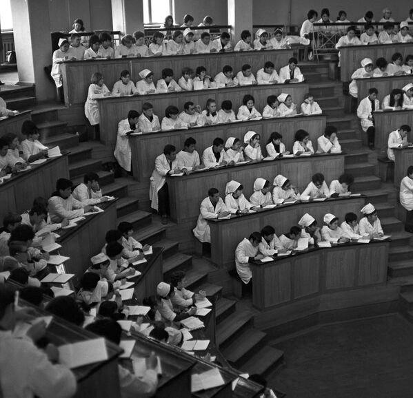 На лекции в Киргизском государственном медицинском институте (КГМИ), 1972 год. Видно, что в аудитории нет ни одного свободного места, все студенты сидят, плотно прижавшись друг к другу. - Sputnik Кыргызстан