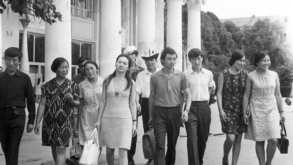 Студенты Киргизского государственного университета (ныне Кыргызский национальный университет имени Ж. Баласагына), 1973 год - Sputnik Кыргызстан