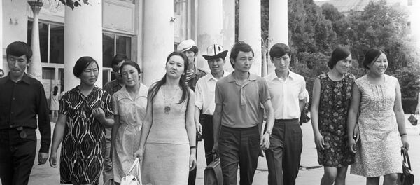 Кыргыз мамелкеттик университетинин (азыркы Жусуп Баласагын атындагы Кыргыз улуттук университети) студенттери, 1973-жыл. - Sputnik Кыргызстан