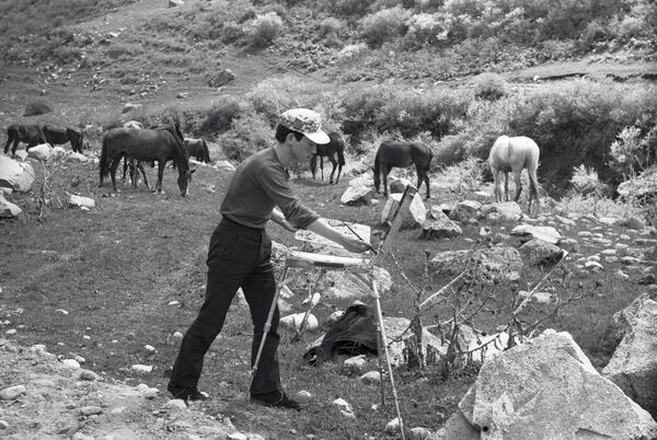 Студент Фрунзенского художественного училища в июне 1975 года рисует пейзаж в горах - Sputnik Кыргызстан