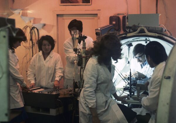 Студенты КГМИ замеряют биоэлектрические показатели подопытного животного в барокамере, 1978 год - Sputnik Кыргызстан