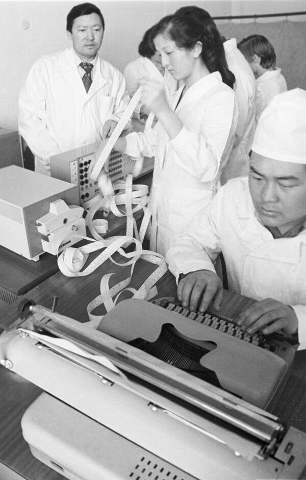 Занятия на электронно-вычислительных машинах в медицинском институте Фрунзе, 1978 год - Sputnik Кыргызстан