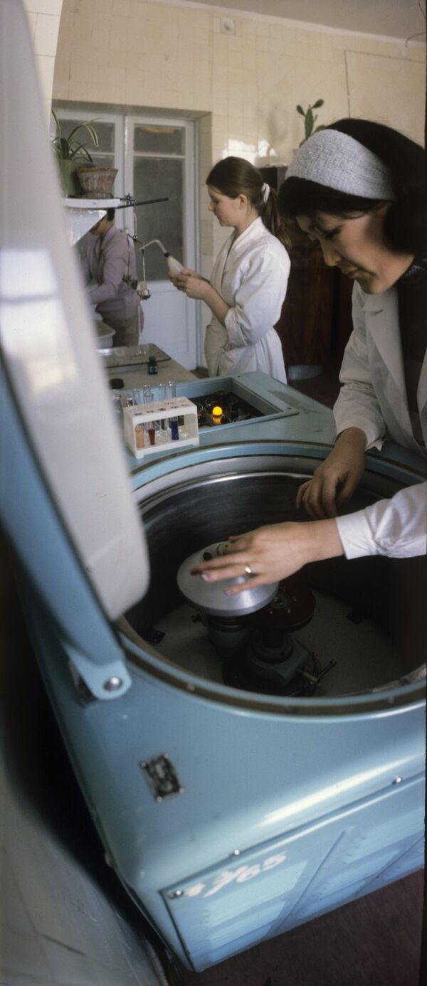 Студенты КГМИ делают вытяжку из печеночных тканей животных на центрифуге для лекарственных составов с желчегонным свойством, 1978 год - Sputnik Кыргызстан