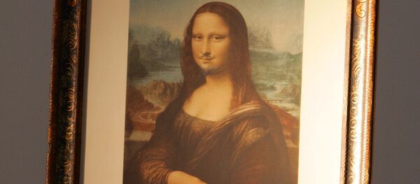 Репродукция Моны Лизы Леонардо Да Винчи авторства французского художника Марселя Дюшана Репродукция Моны Лизы Леонардо Да Винчи авторства французского художника Марселя Дюшана - Sputnik Кыргызстан