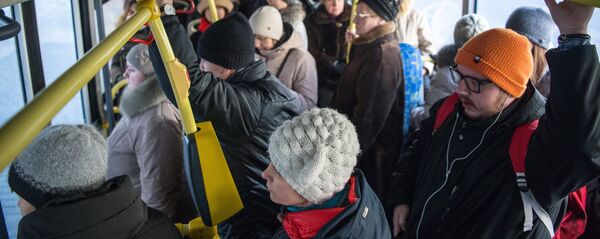 Коомдук транспорттогу жүргүнчүлөр. Архив - Sputnik Кыргызстан