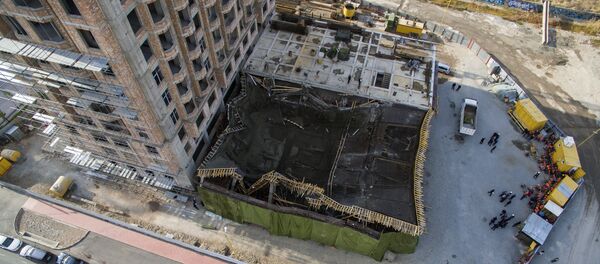 Обрушение части строящегося здания в Бишкеке Обрушение части строящегося здания в Бишкеке - Sputnik Кыргызстан