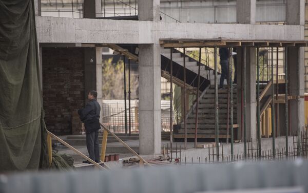 В МЧС отметили, что рухнул монолит второго этажа строящегося здания. - Sputnik Кыргызстан