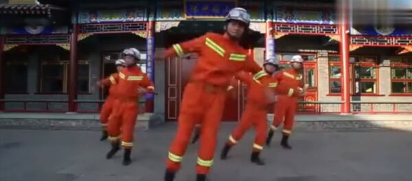 Китайские пожарные поразили пользователей соцсетей зажигательным танцем - Sputnik Кыргызстан
