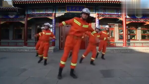 Китайские пожарные поразили пользователей соцсетей зажигательным танцем - Sputnik Кыргызстан