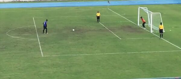 Вратарь побежал праздновать победу, а мяч угодил в ворота — видео - Sputnik Кыргызстан