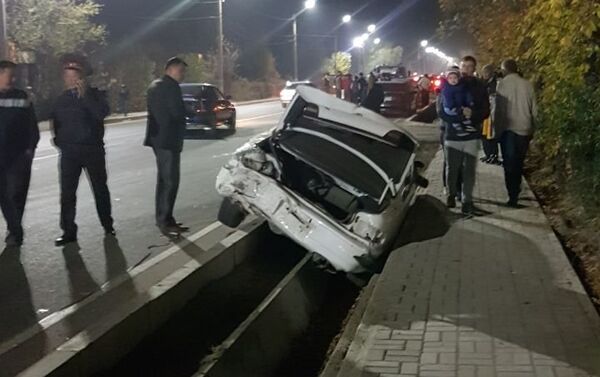 ДТП с участием трех машин на улице Кольбаева в Бишкеке - Sputnik Кыргызстан
