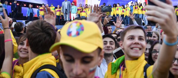 Президент РФ Владимир Путин на шоу Россия в рамках XIX Всемирного фестиваля молодежи и студентов. - Sputnik Кыргызстан