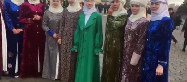 Кыргыз кыз-келиндери Москвада элечек кийип флешмоб өткөрүштү. Видео Кыргыз кыз-келиндери Москвада элечек кийип флешмоб өткөрүштү. Видео - Sputnik Кыргызстан