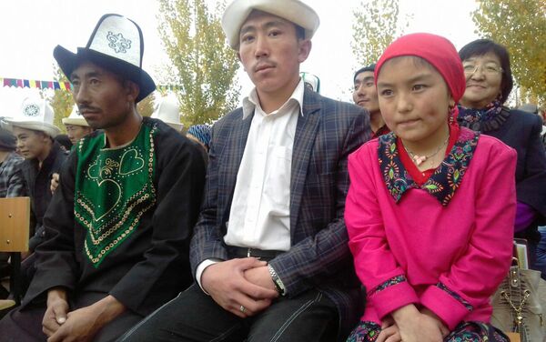 11 октября в КР прибыли 33 этнических кыргыза с Малого и Большого Памира, среди которых была беременная женщина - Sputnik Кыргызстан