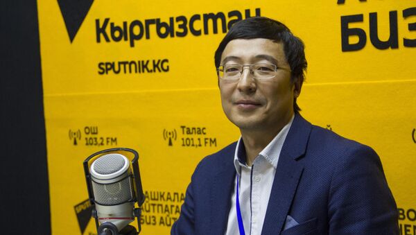 Директор программы Общественное здравоохранение фонда Сорос — Кыргызстан Айбек Мукамбетов во время интервью на радио Sputnik Кыргызстан - Sputnik Кыргызстан