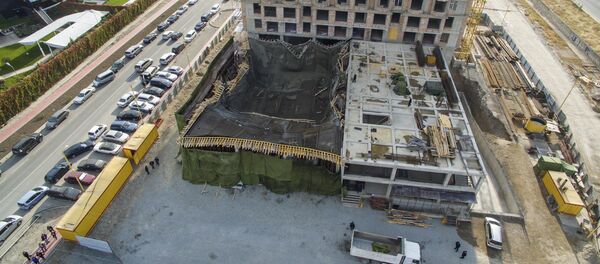 Обрушение части строящегося здания в Бишкеке Обрушение части строящегося здания в Бишкеке - Sputnik Кыргызстан