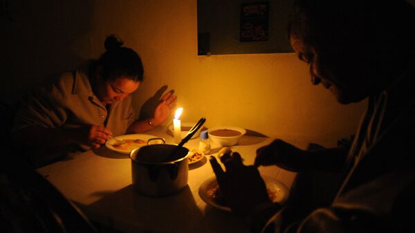 Люди во время отключения электричества. Архивное фото - Sputnik Кыргызстан