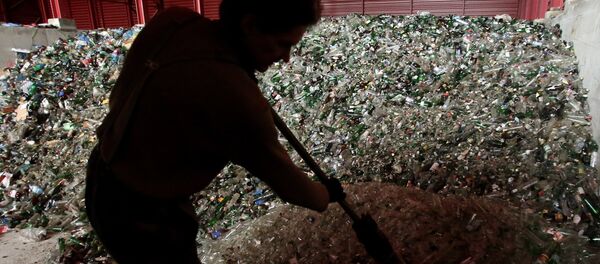 Завод по сортировке и переработке смешанного тарного стеклобоя в Минске Завод по сортировке и переработке смешанного тарного стеклобоя в Минске - Sputnik Кыргызстан