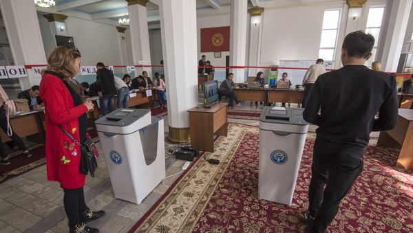 Бишкекчане во время голосования на избирательном участке. Архивное фото - Sputnik Кыргызстан