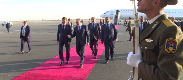 Крепкие рукопожатия и почетный караул — кадры встречи Исакова в Ереване - Sputnik Кыргызстан