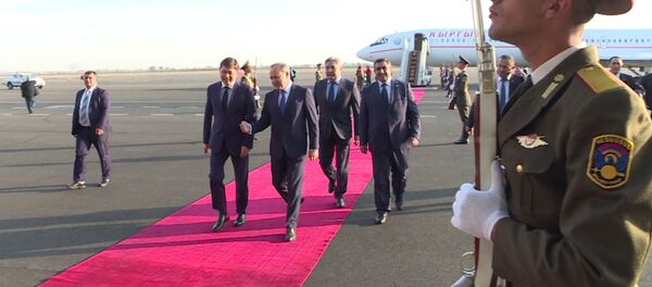 Кол алышуу жана ардак кароол — Исаковду Ереванда кантип тосуп алышты - Sputnik Кыргызстан