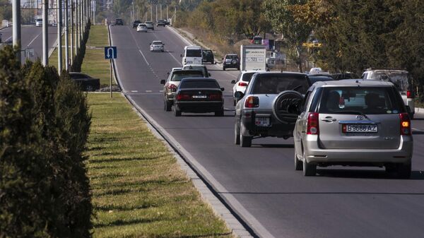 Автомобили едут по улице Масалиева в Бишкеке. Архивное фото - Sputnik Кыргызстан